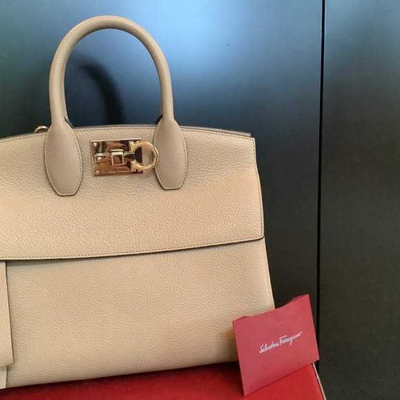 Salvatore Ferragamo Médium Studio Top Handle Bag - Picture 16 of 16